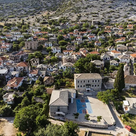 Nerida's-traditional 3 Bedroom Townhouse-bbq-view *