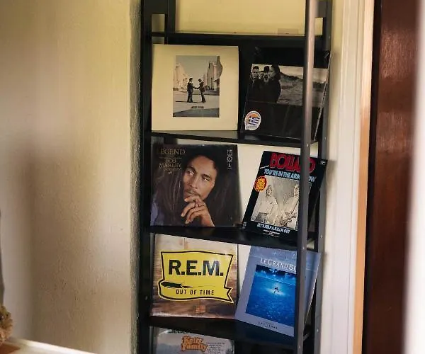 Nerida's-traditional 3 Bedroom Townhouse-bbq-view *