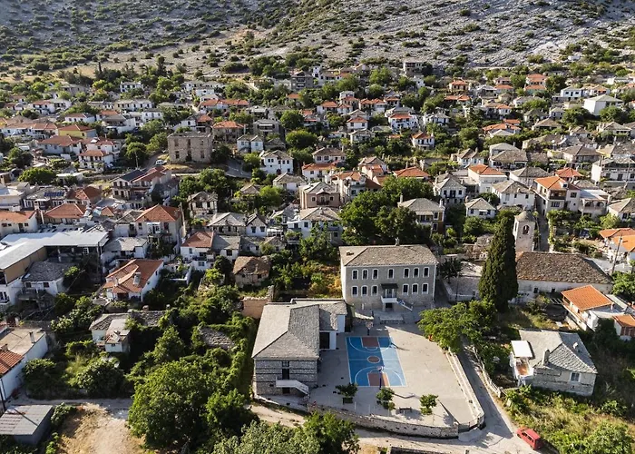 Nerida's-traditional 3 Bedroom Townhouse-bbq-view *