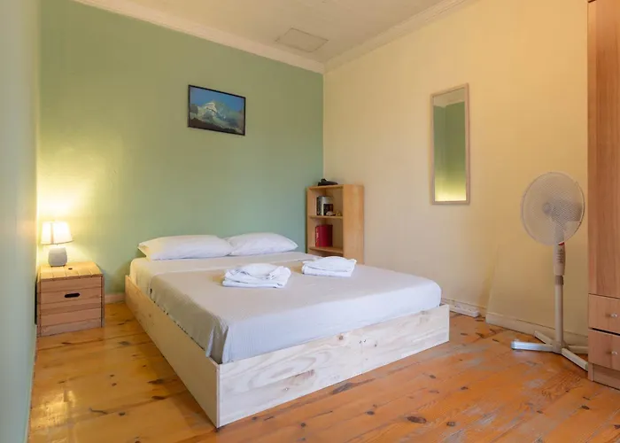 Nerida's-traditional 3 Bedroom Townhouse-bbq-view *